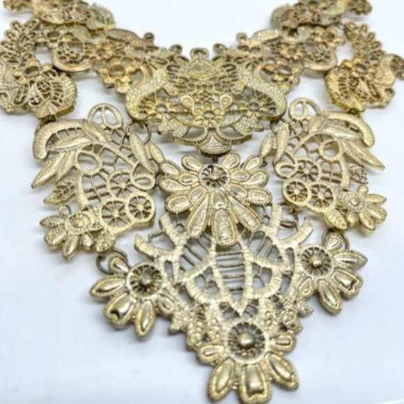 VINTAGE LACE CUT OUT BIB NECKLACE ANTIQUED LIGHT GOLD TONE CHAIN ORNATE FILIGREE - Picture 7 of 15
